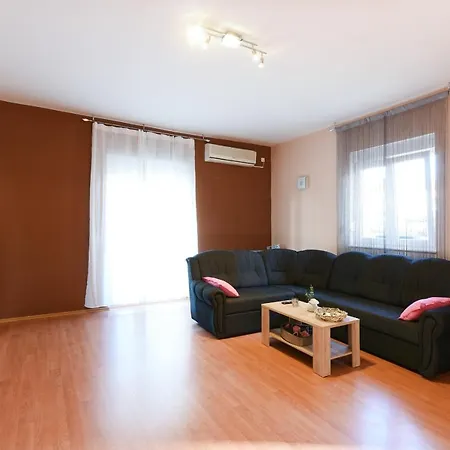 With A Parking Space - 13550 شقة *